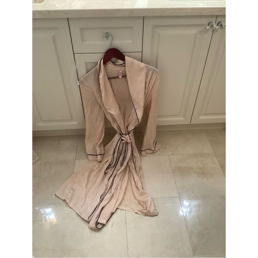 ❤️SOLD❤️ Agent provocateur pale pink silk robe elegant feminine design. Size 3.